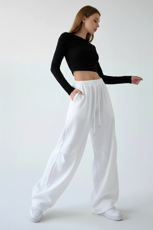Mannequin européen en pantalon blanc