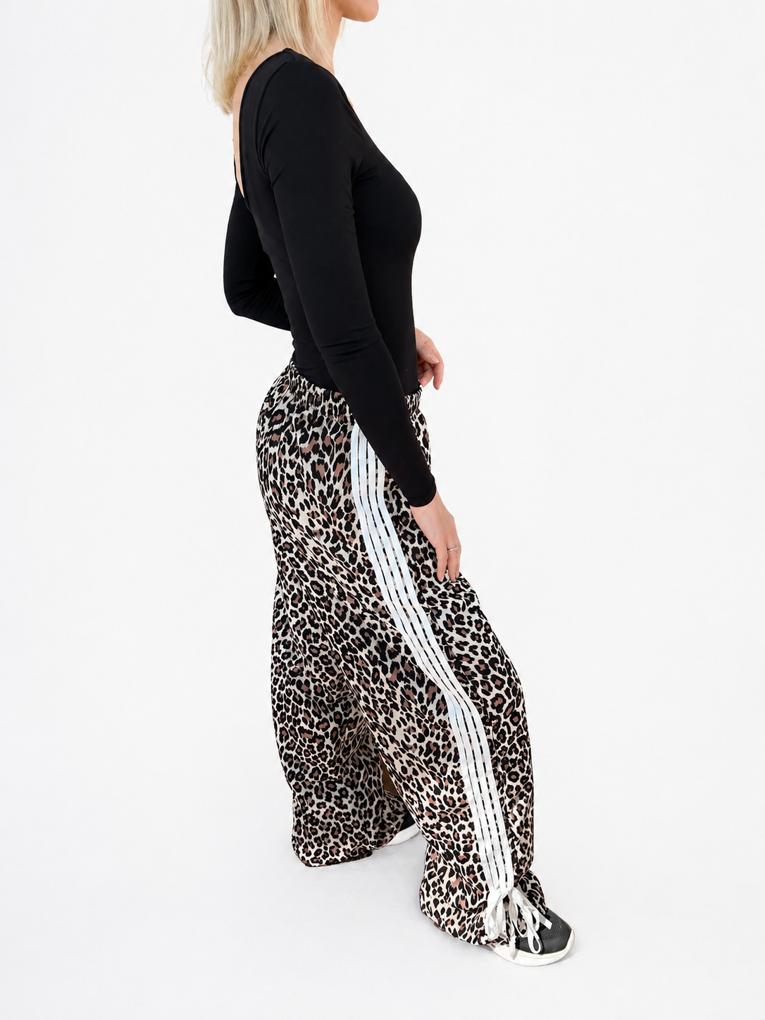 URBAN LEO LOVE