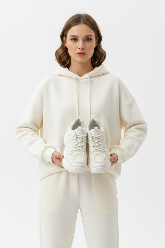 Baskets chunky blanc cassé tenues en main