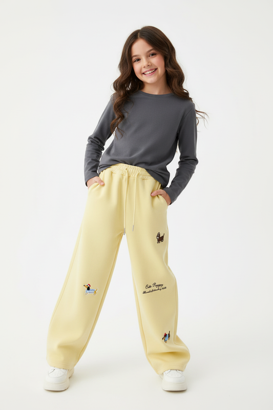 Jeune fille européenne avec pantalon Cute Puppy jaune