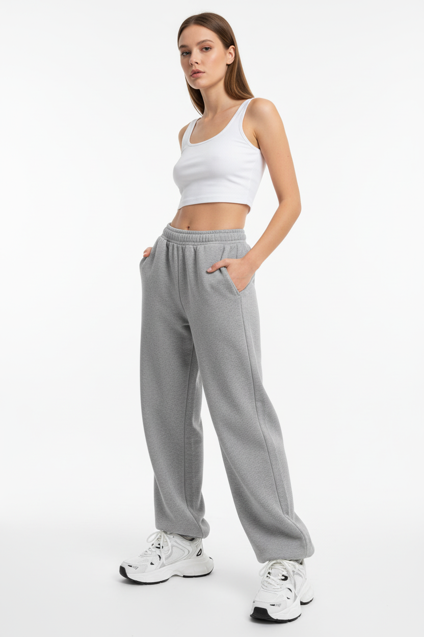 Mannequin en baskets chunky blanches avec jogging