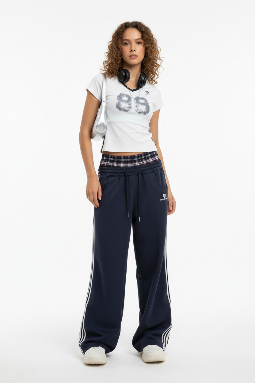 Mannequin en pantalon bleu marine ceinture carreaux