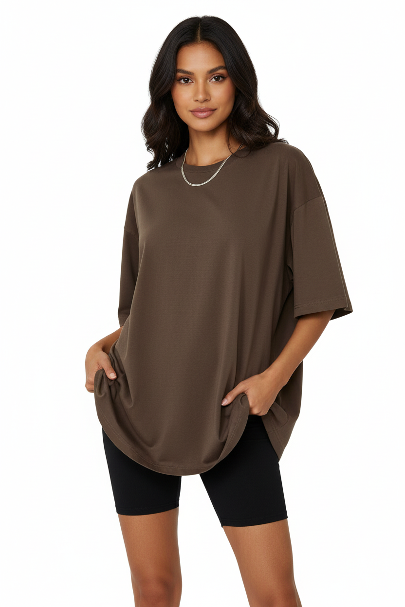 Mannequin fine latina en t-shirt marron