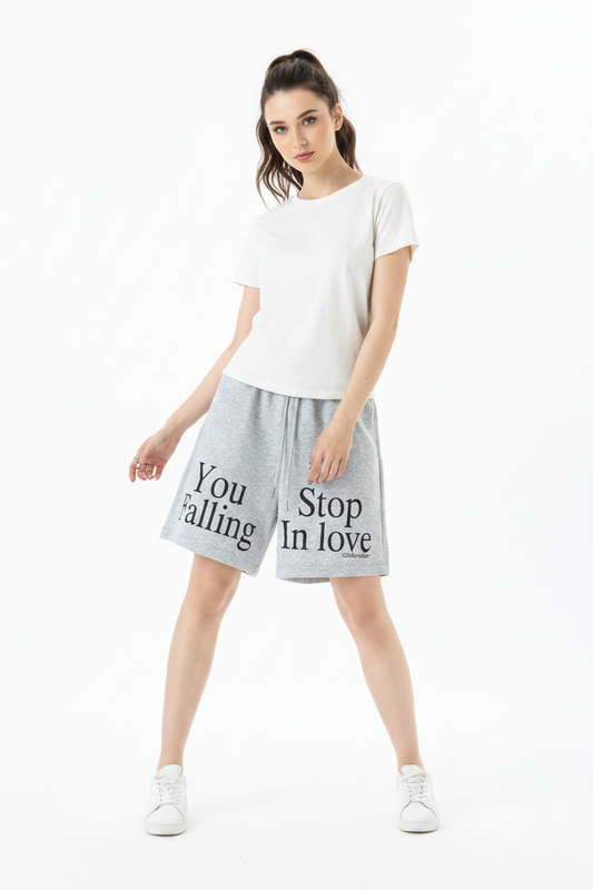 Short gris mannequin européenne