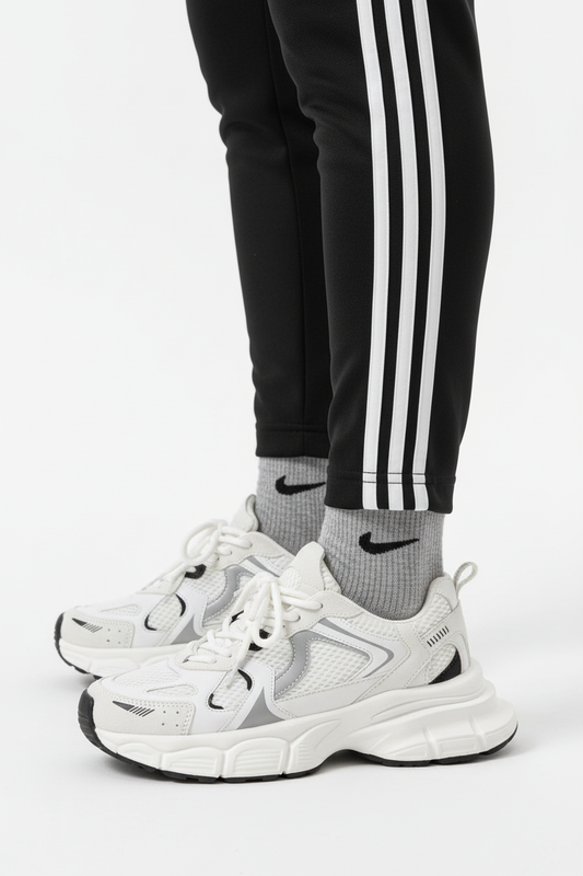 Vue de profil baskets chunky avec pantalon rayé